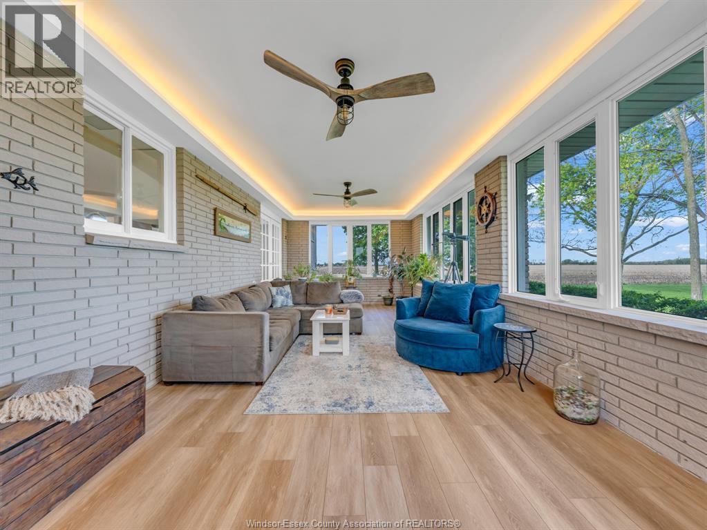 1919 Rochester Townline, Lakeshore, ON - Indoor Photo Showing Living Room