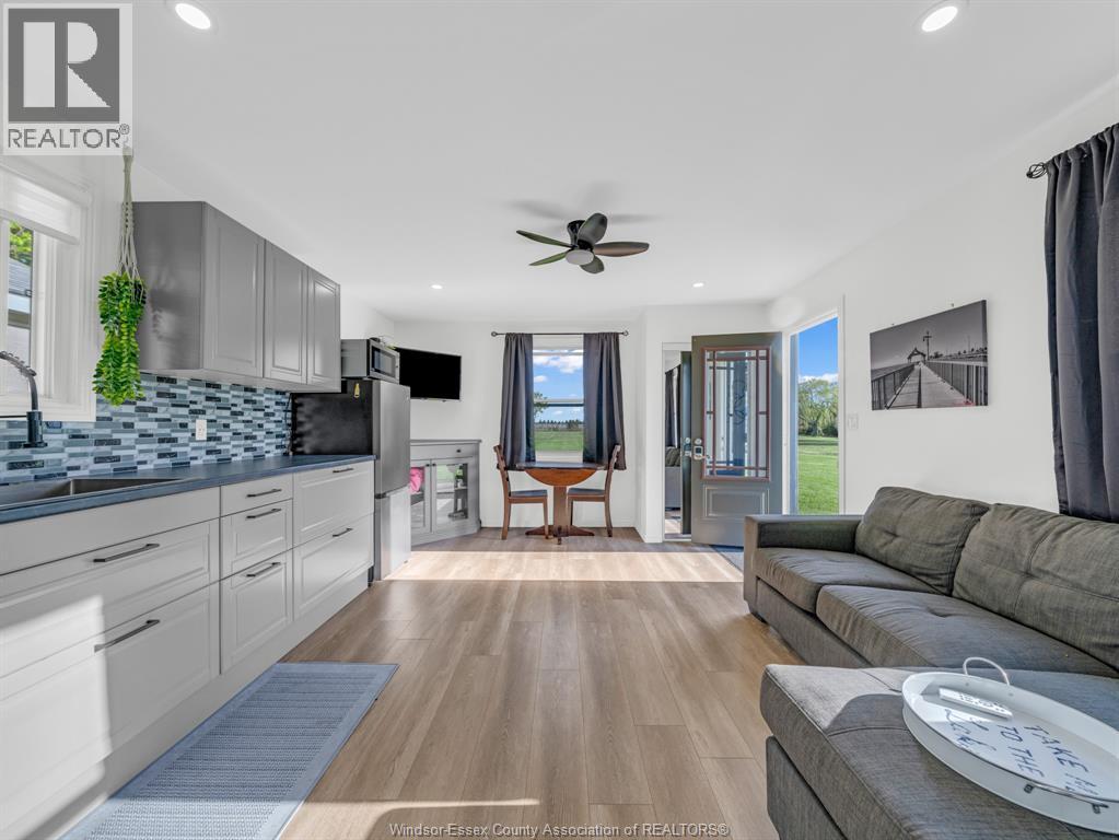 1919 Rochester Townline, Lakeshore, ON - Indoor Photo Showing Living Room