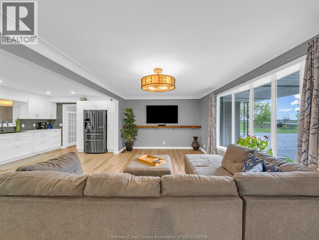 1919 Rochester Townline, Lakeshore, ON - Indoor Photo Showing Living Room