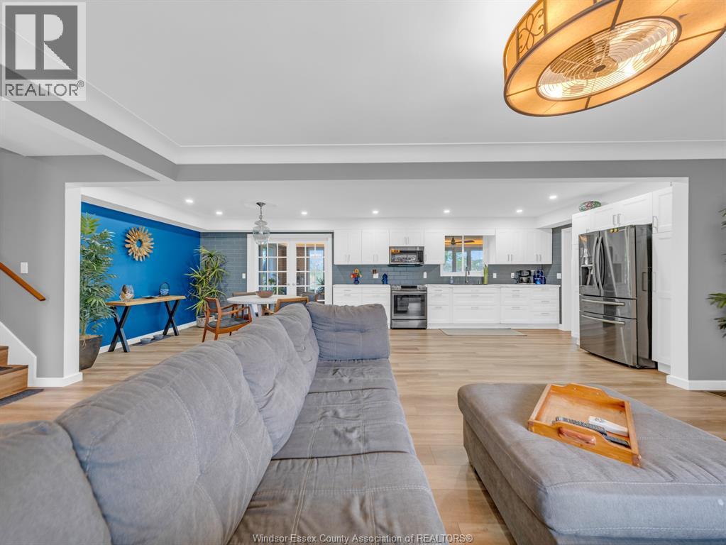 1919 Rochester Townline, Lakeshore, ON - Indoor Photo Showing Living Room