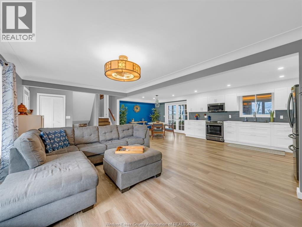 1919 Rochester Townline, Lakeshore, ON - Indoor Photo Showing Living Room