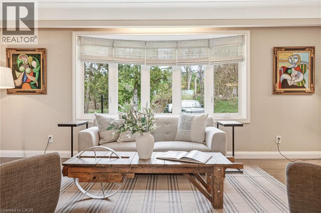 5258 Cedar Springs Road, Burlington, ON - Indoor Photo Showing Living Room