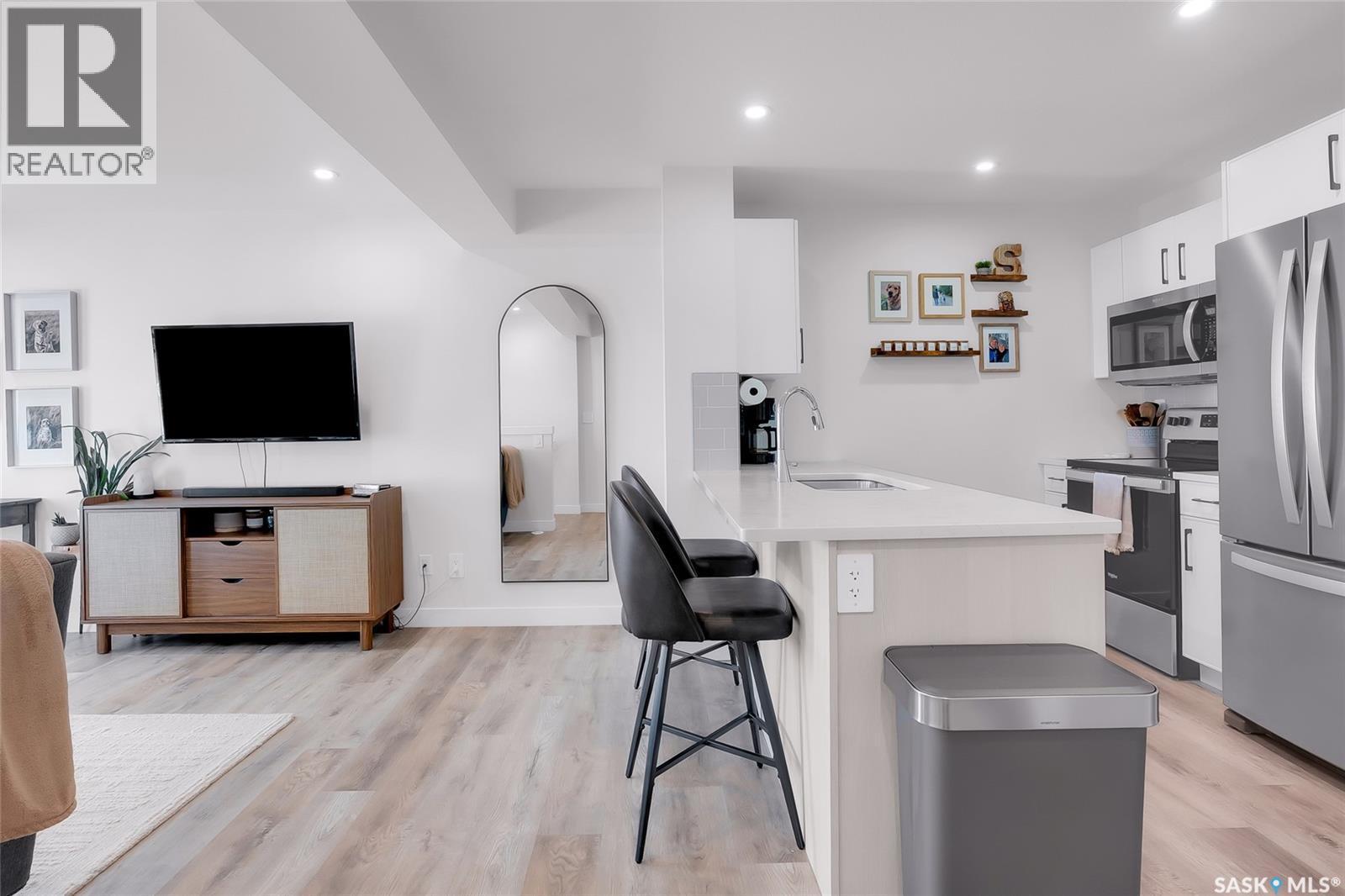 9 651 Dubois Crescent, Saskatoon, SK - Indoor Photo Showing Kitchen With Stainless Steel Kitchen