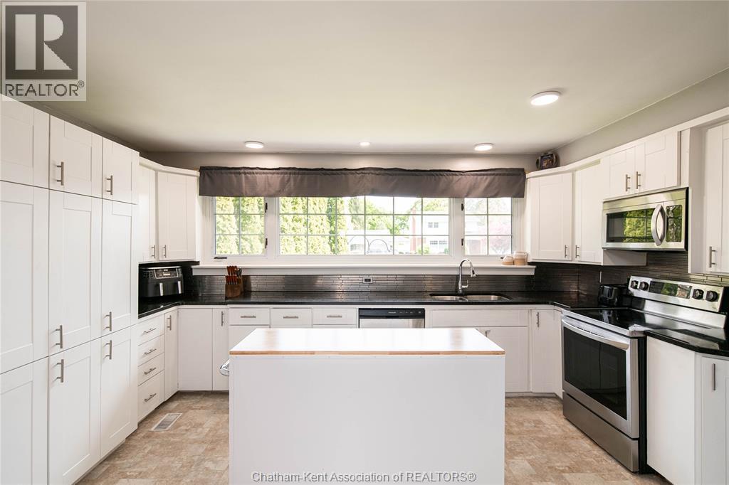 39 Chippewa Drive, Chatham, ON - Indoor Photo Showing Kitchen With Double Sink