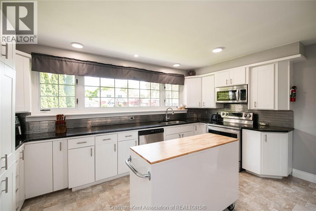 39 Chippewa Drive, Chatham, ON - Indoor Photo Showing Kitchen
