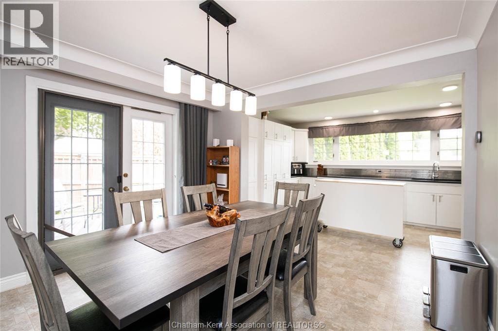 39 Chippewa Drive, Chatham, ON - Indoor Photo Showing Dining Room