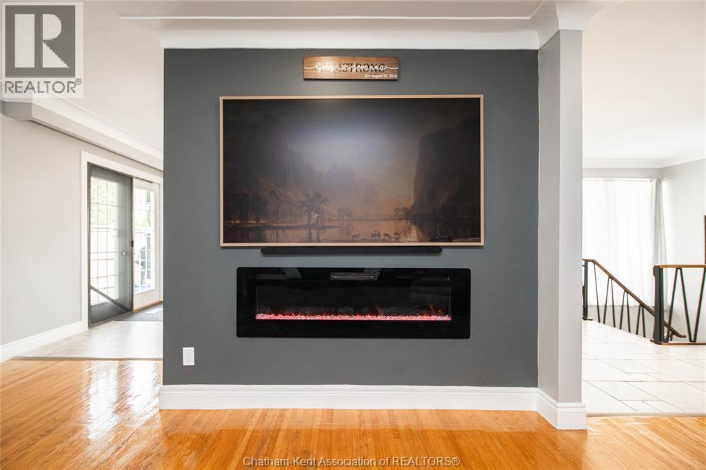 39 Chippewa Drive, Chatham, ON - Indoor With Fireplace
