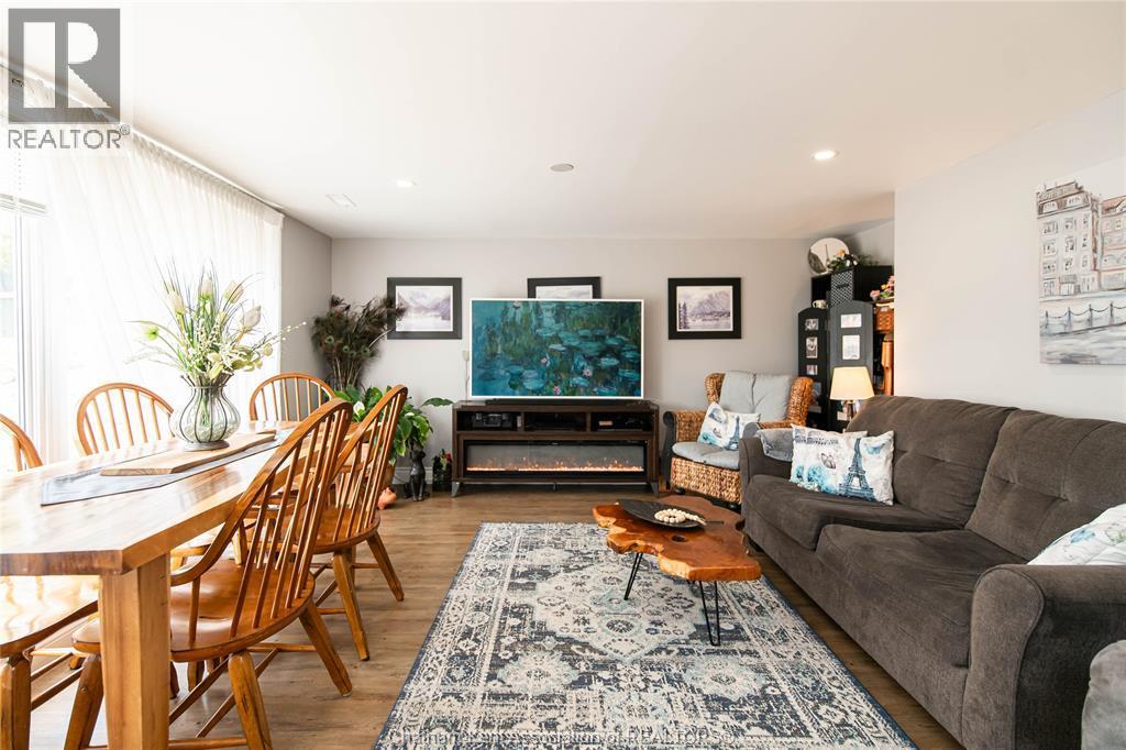 39 Chippewa Drive, Chatham, ON - Indoor Photo Showing Living Room