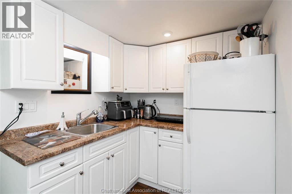 39 Chippewa Drive, Chatham, ON - Indoor Photo Showing Kitchen