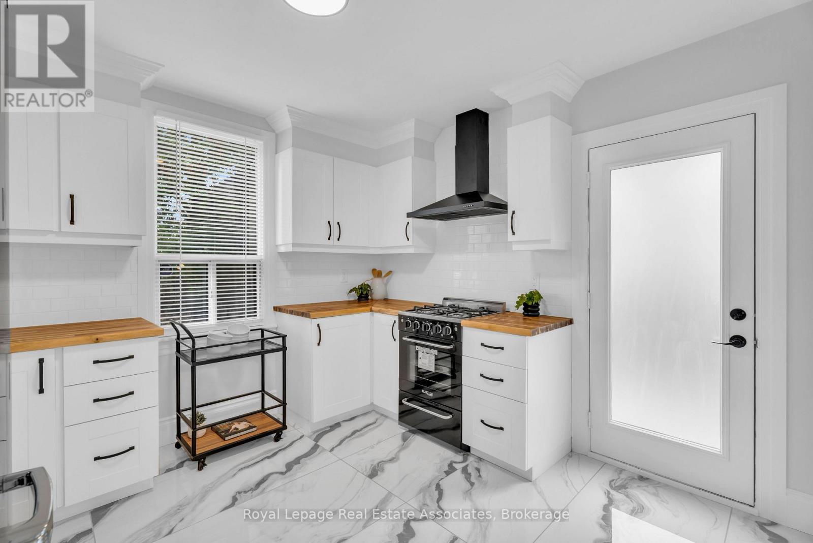 10 Gordon Street, Hamilton, ON - Indoor Photo Showing Kitchen
