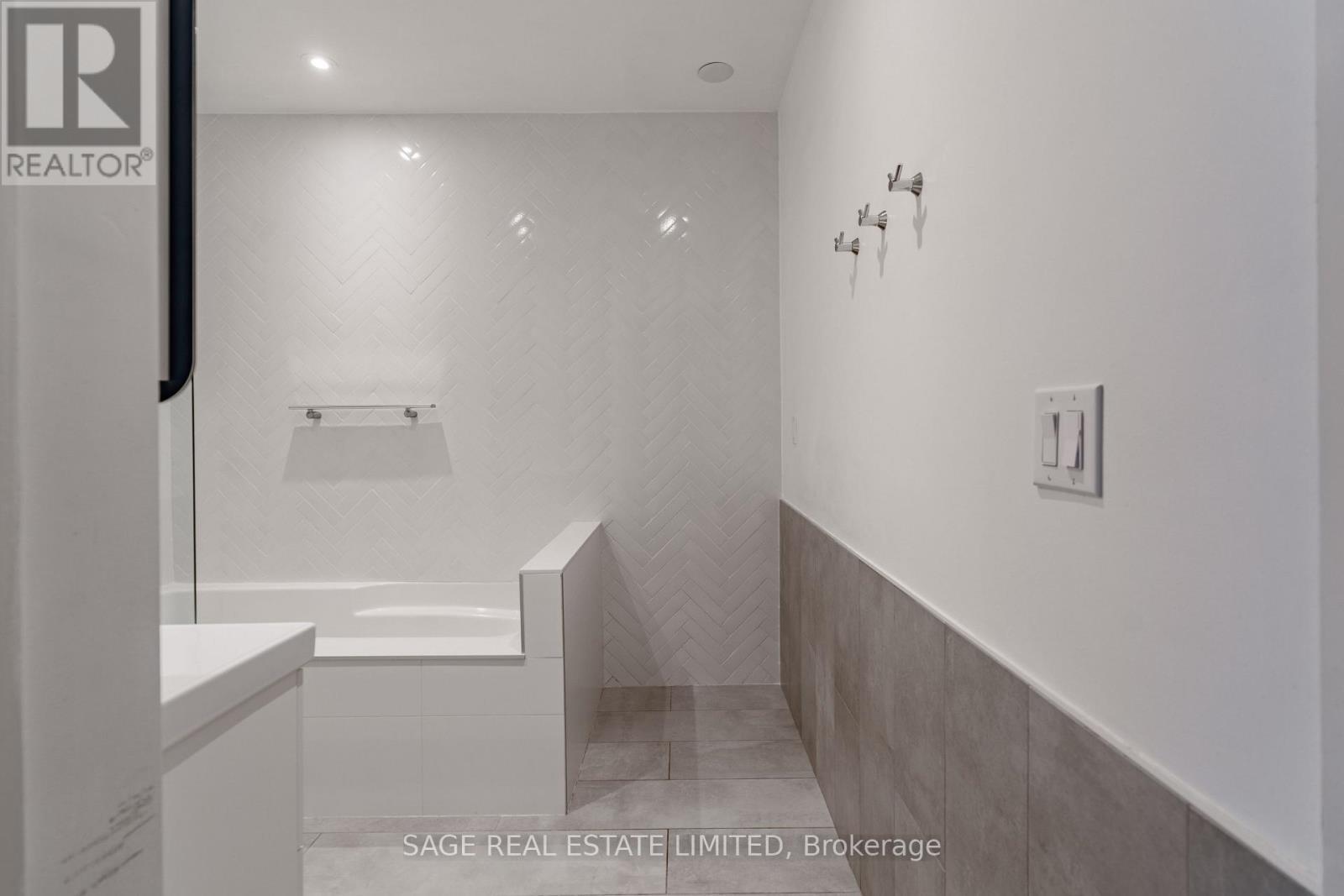 811 - 60 Bathurst Street, Toronto, ON - Indoor