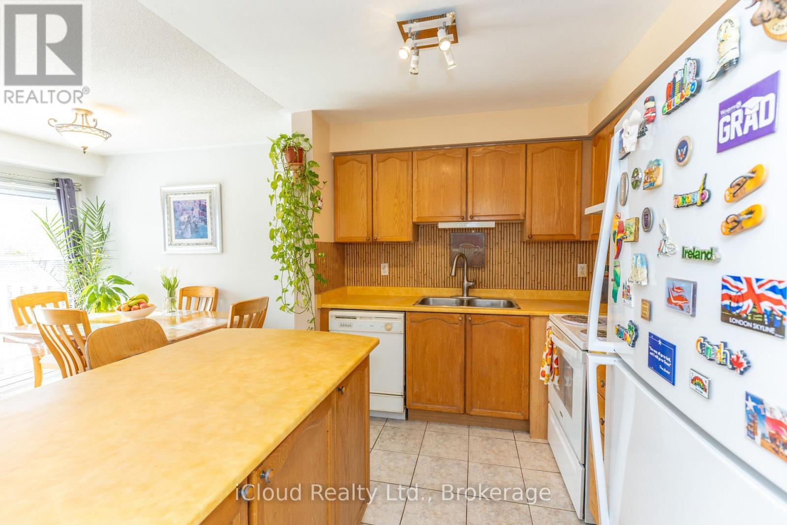 3842 Ridgepoint Way, Mississauga, ON - Indoor Photo Showing Kitchen With Double Sink