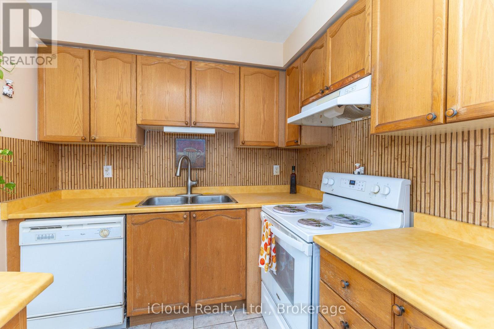 3842 Ridgepoint Way, Mississauga, ON - Indoor Photo Showing Kitchen