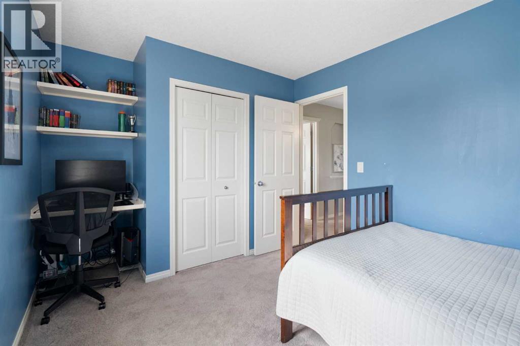third bedroom with built in desk - 71 Chaparral Grove Se, Calgary, AB