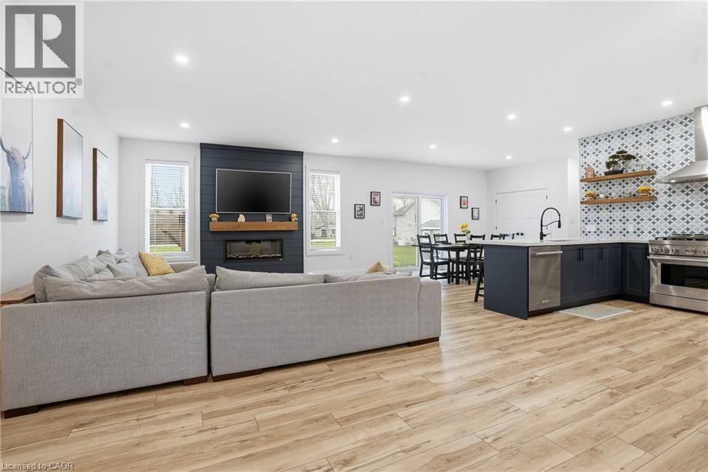 104 Neva Road, Ridgeway, ON - Indoor Photo Showing Living Room