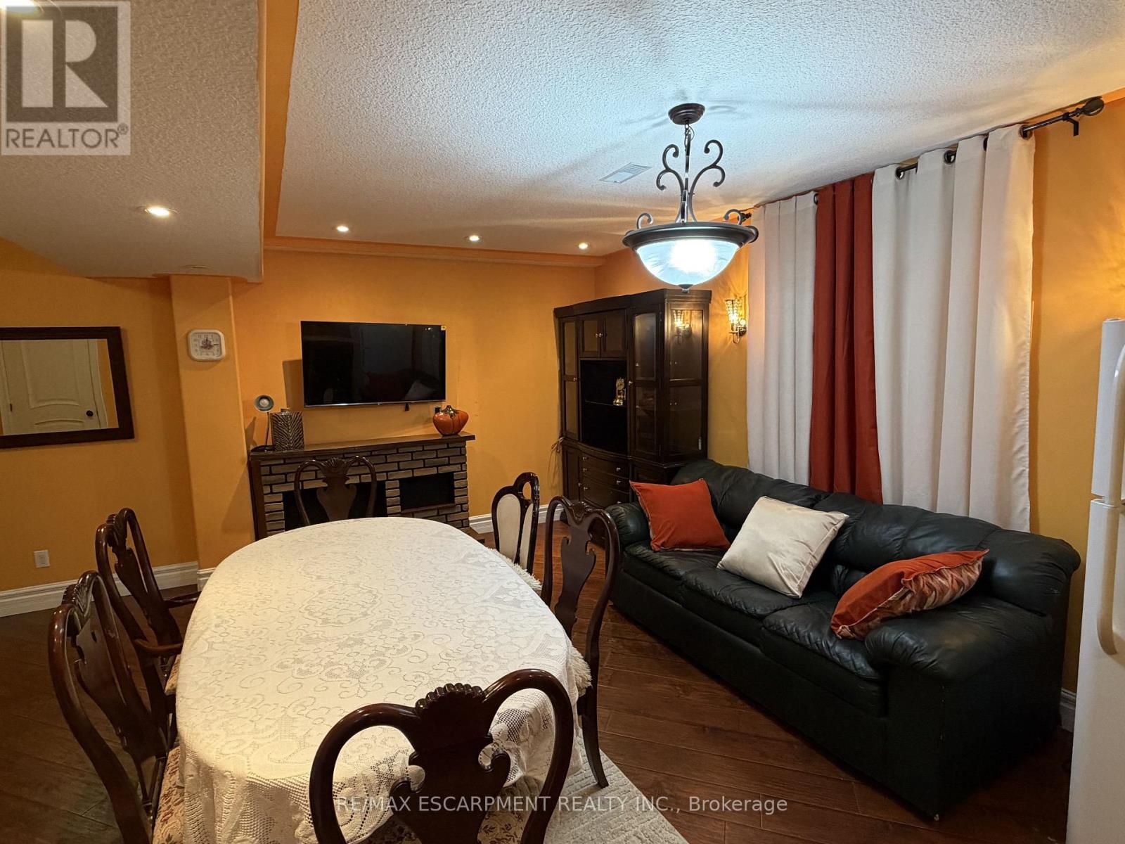2 Pineridge Drive, Hamilton, ON - Indoor Photo Showing Dining Room