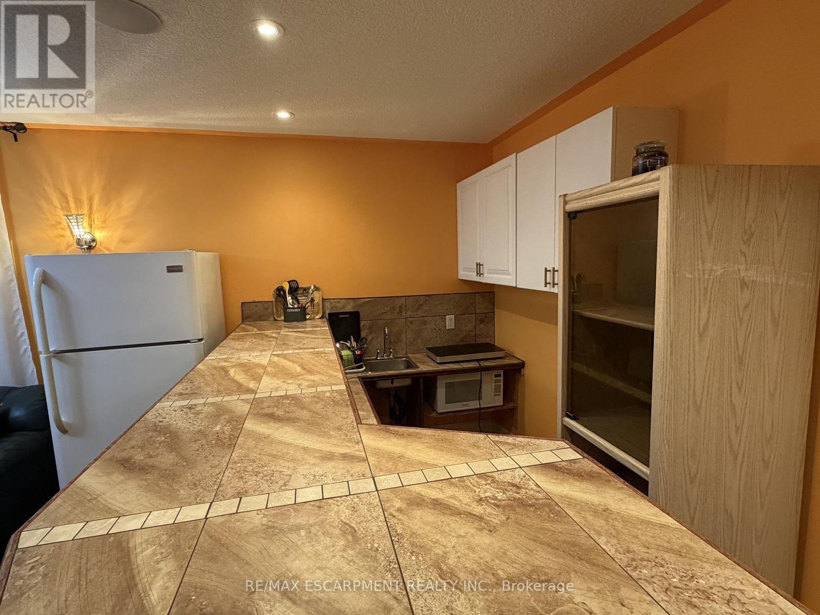 2 Pineridge Drive, Hamilton, ON - Indoor Photo Showing Other Room