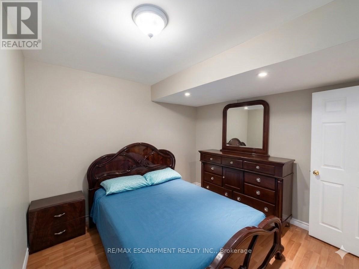 2 Pineridge Drive, Hamilton, ON - Indoor Photo Showing Bedroom