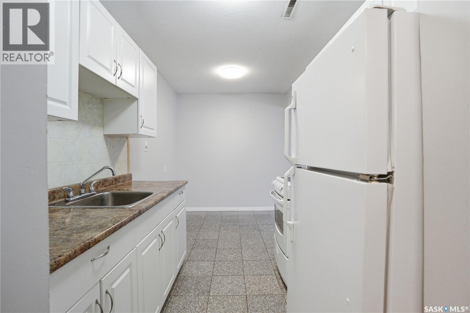 303 208 Saskatchewan Crescent E, Saskatoon, SK - Indoor Photo Showing Kitchen