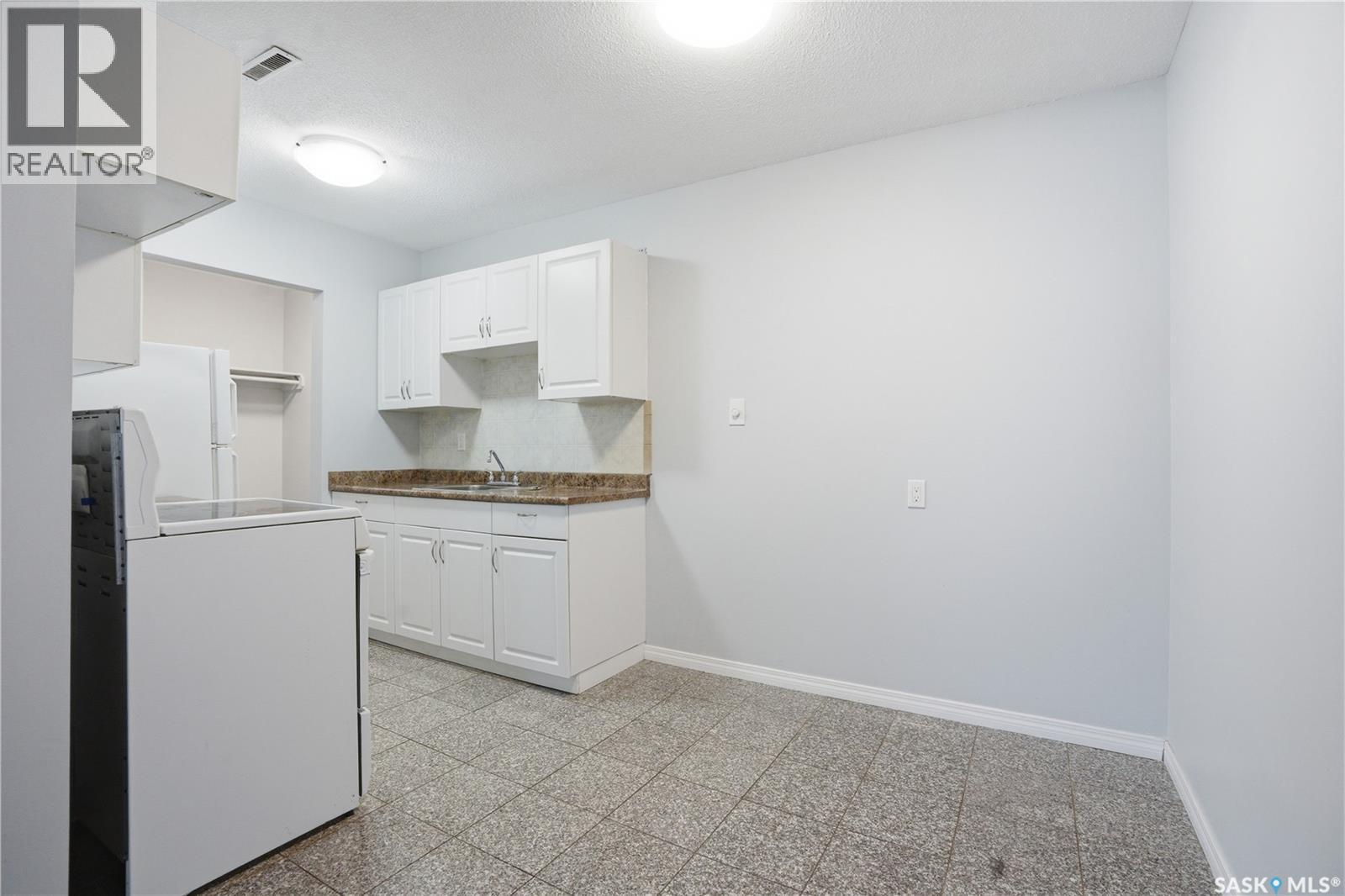 303 208 Saskatchewan Crescent E, Saskatoon, SK - Indoor Photo Showing Kitchen