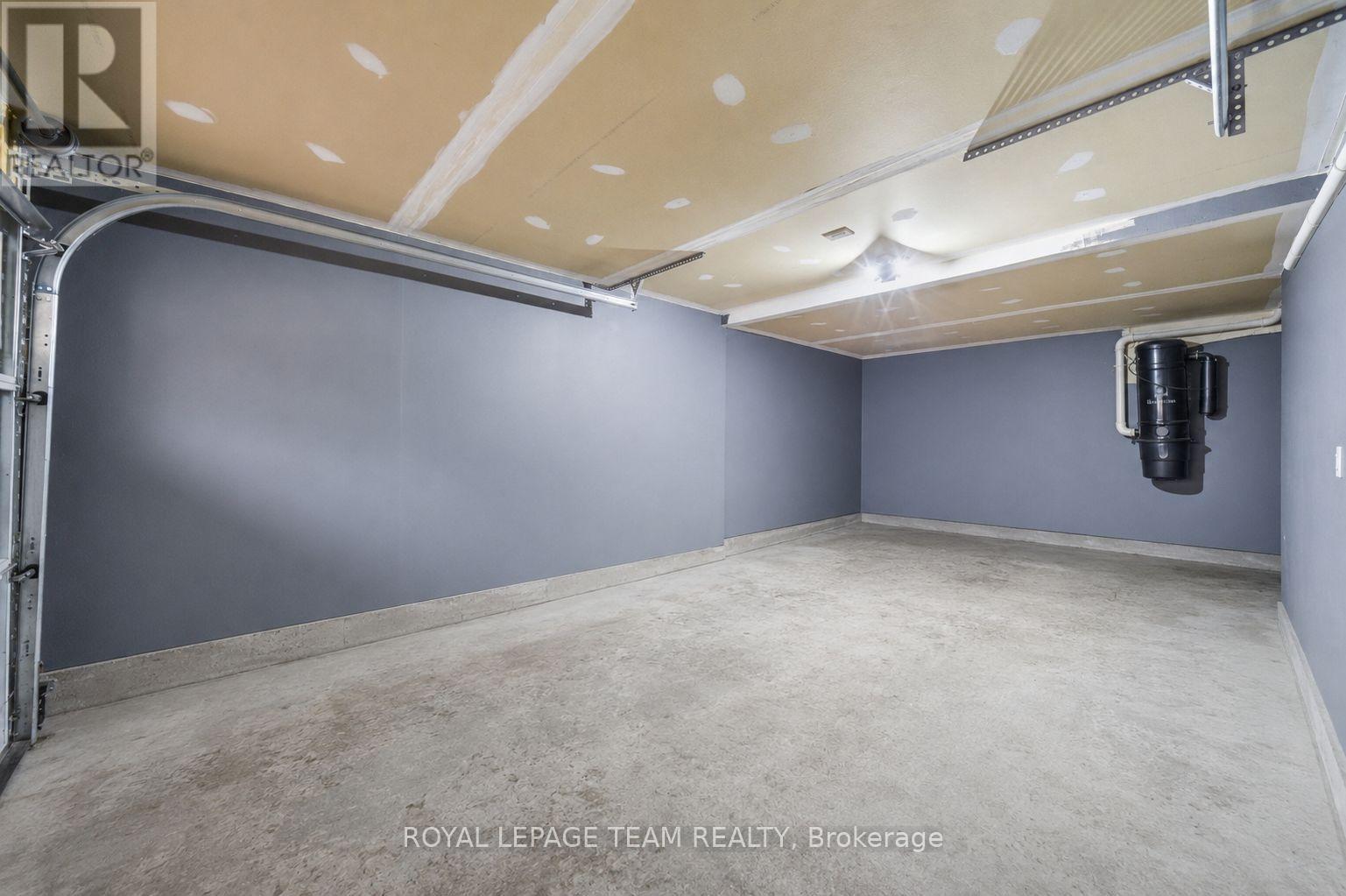 Garage contents have been virtually removed - 599 Foxlight Circle, Ottawa, ON - Indoor
