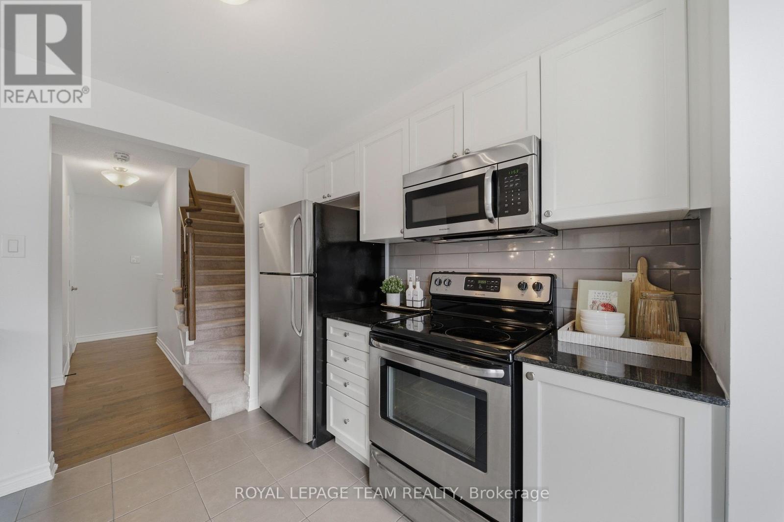 Stainless steel appliances - 599 Foxlight Circle, Ottawa, ON - Indoor Photo Showing Kitchen With Stainless Steel Kitchen With Upgraded Kitchen