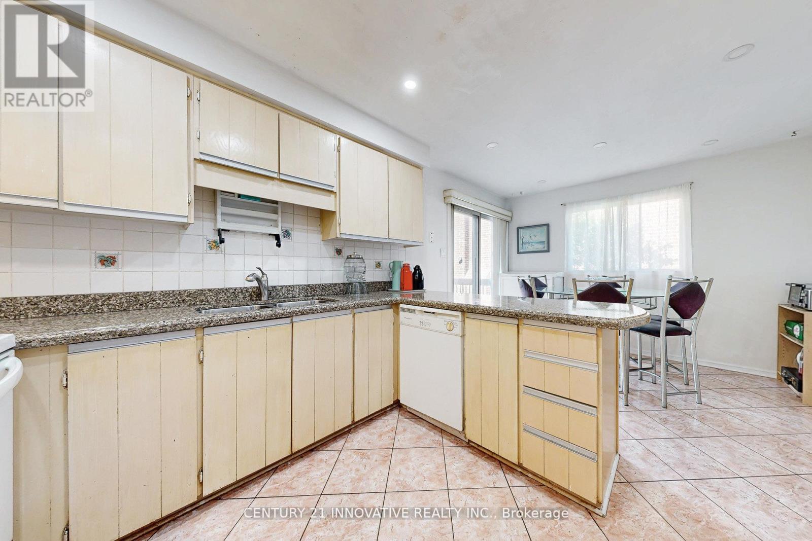 816 Willowbank Trail, Mississauga, ON - Indoor Photo Showing Kitchen