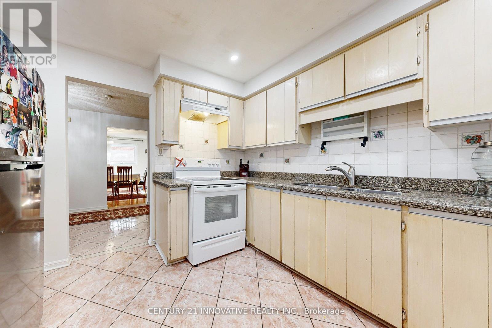 816 Willowbank Trail, Mississauga, ON - Indoor Photo Showing Kitchen With Double Sink