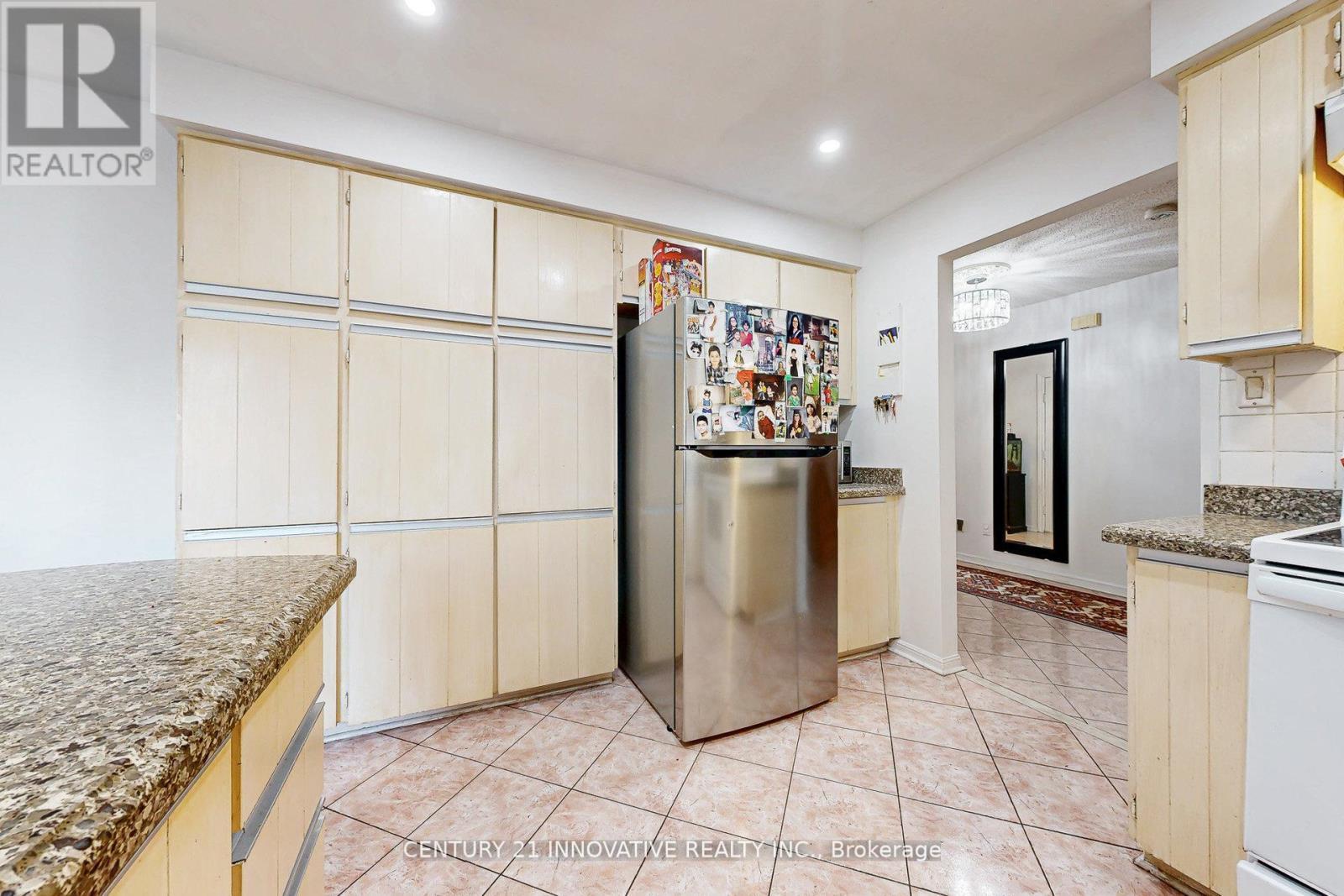 816 Willowbank Trail, Mississauga, ON - Indoor Photo Showing Kitchen