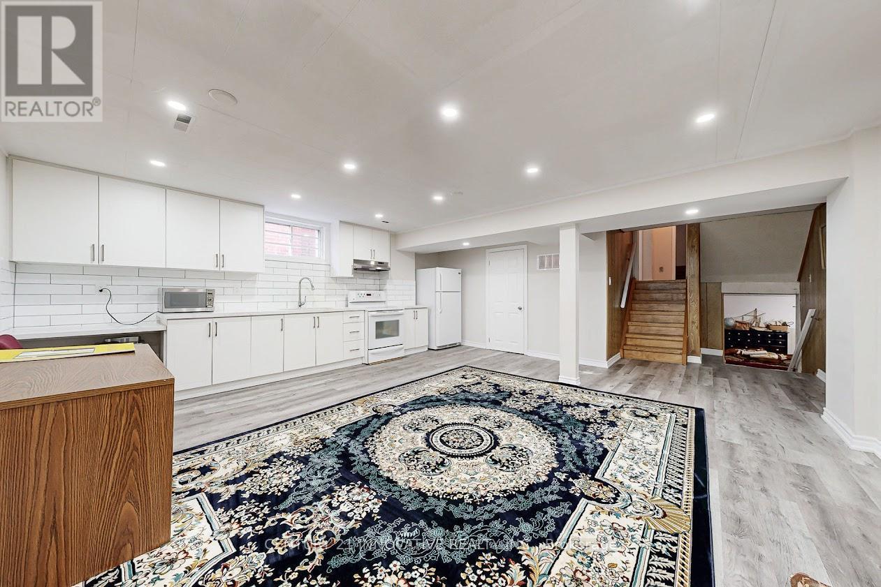 816 Willowbank Trail, Mississauga, ON - Indoor Photo Showing Kitchen