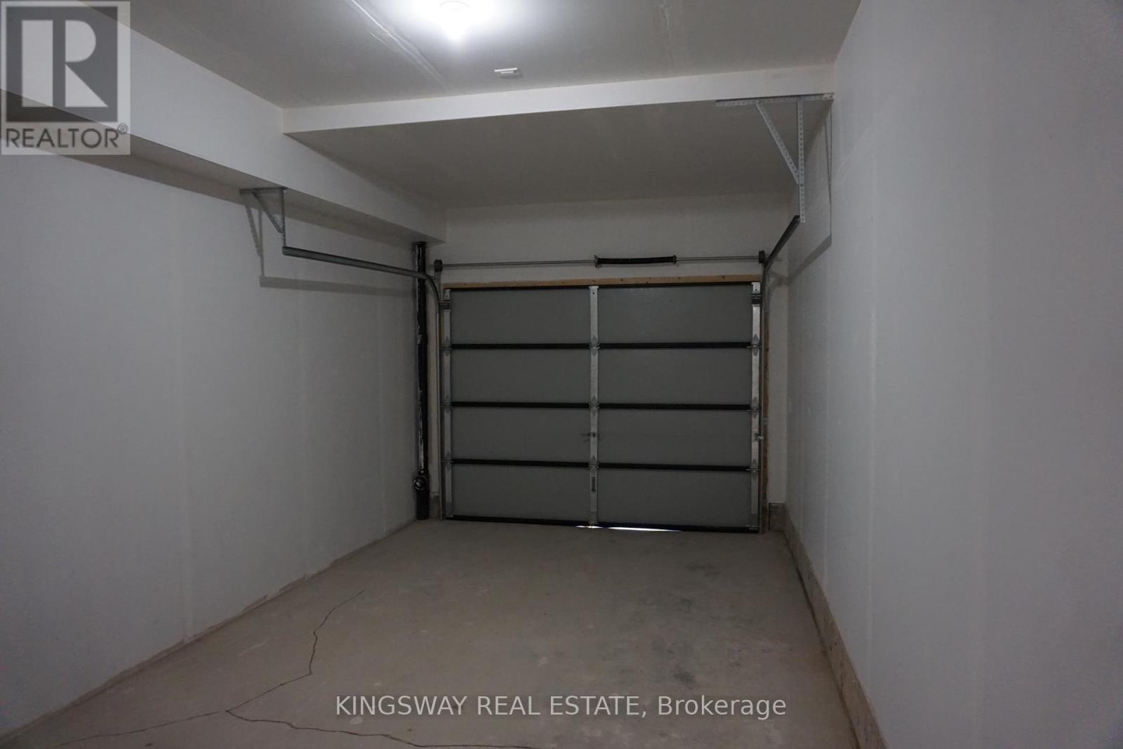 122 Everett Common, St. Catharines, ON - Indoor Photo Showing Garage