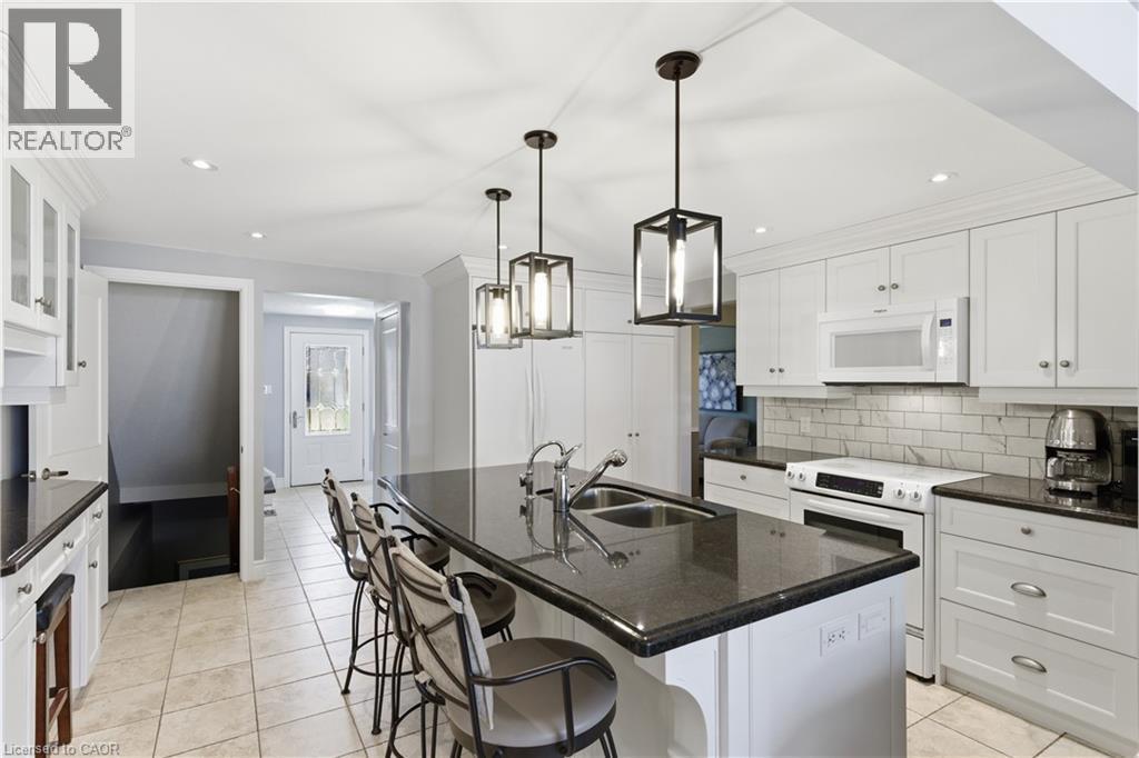 125 Covington Crescent, Kitchener, ON - Indoor Photo Showing Kitchen With Double Sink With Upgraded Kitchen