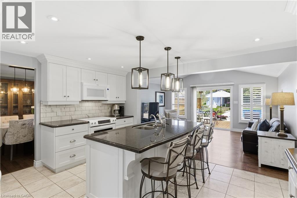 125 Covington Crescent, Kitchener, ON - Indoor Photo Showing Kitchen With Double Sink With Upgraded Kitchen