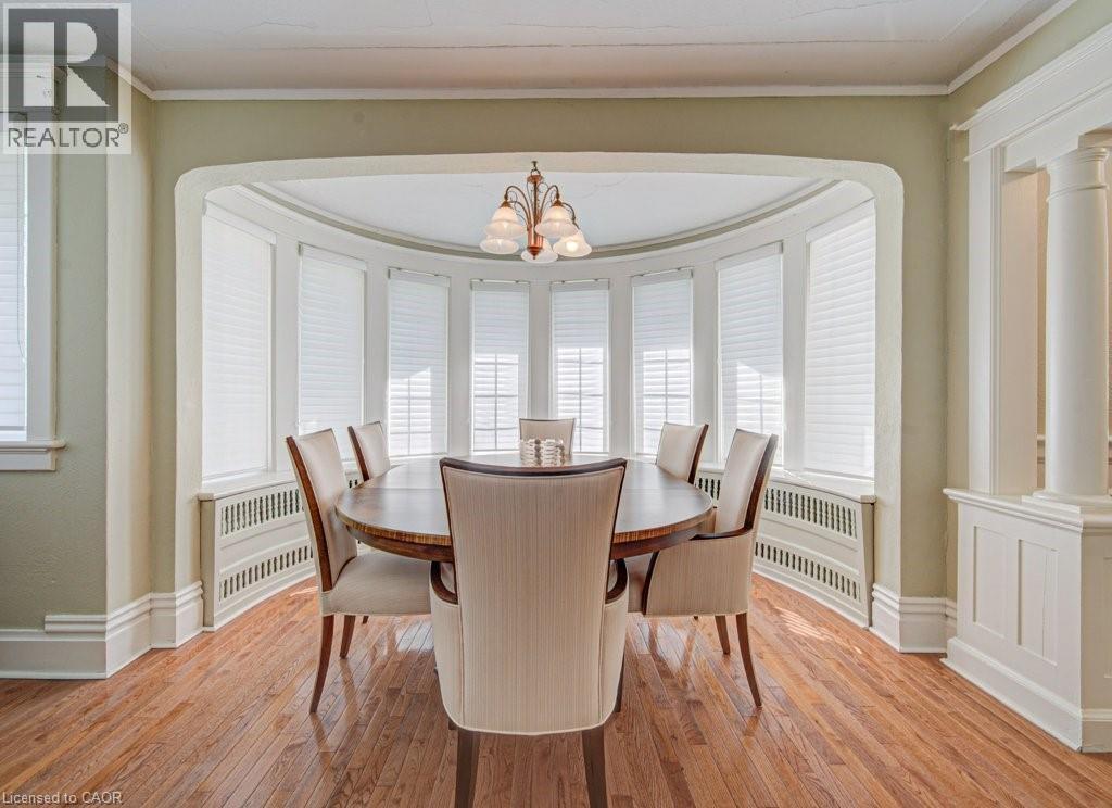 Dining area featuring a curved bay window with individual window blinds - 2032 Coronation Boulevard, Cambridge, ON - Indoor Photo Showing Dining Room