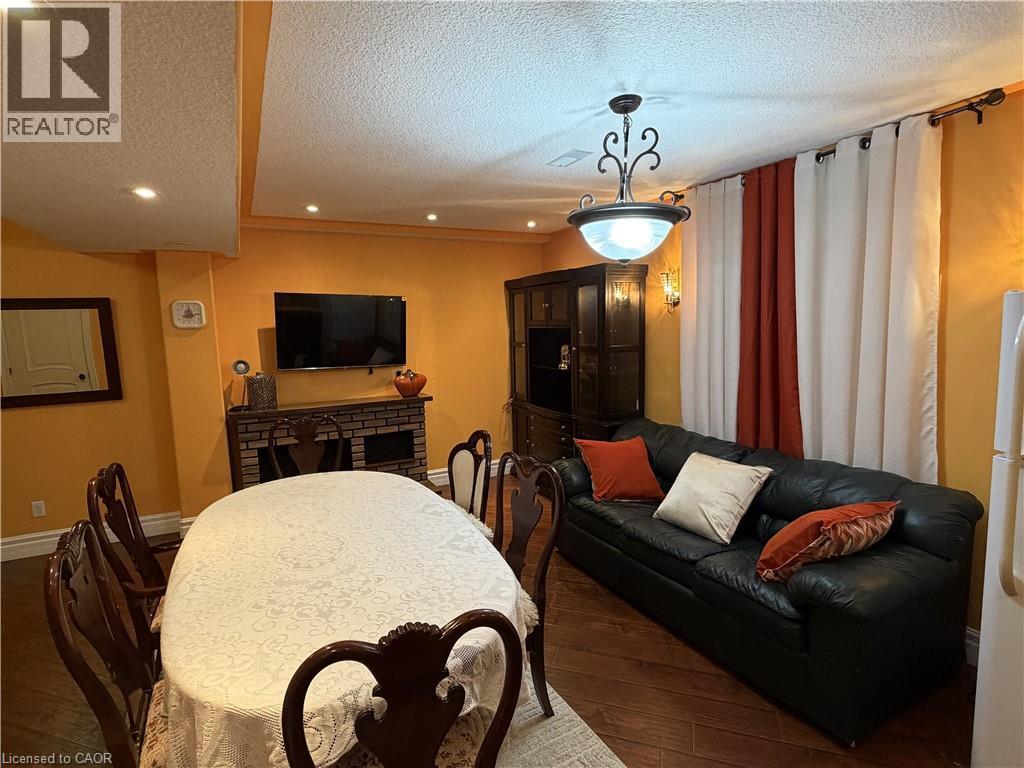 2 Pineridge Drive, Hamilton, ON - Indoor Photo Showing Dining Room
