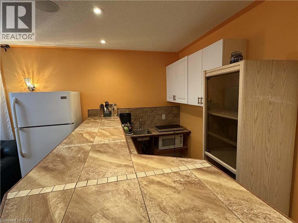 2 Pineridge Drive, Hamilton, ON - Indoor Photo Showing Kitchen