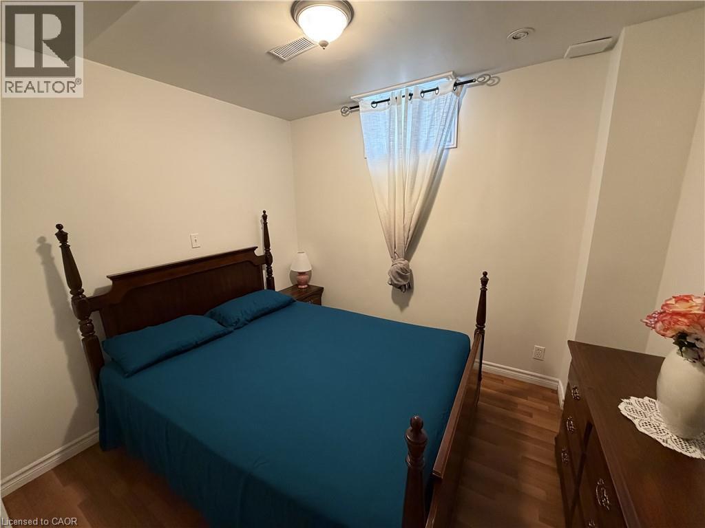 2 Pineridge Drive, Hamilton, ON - Indoor Photo Showing Bedroom