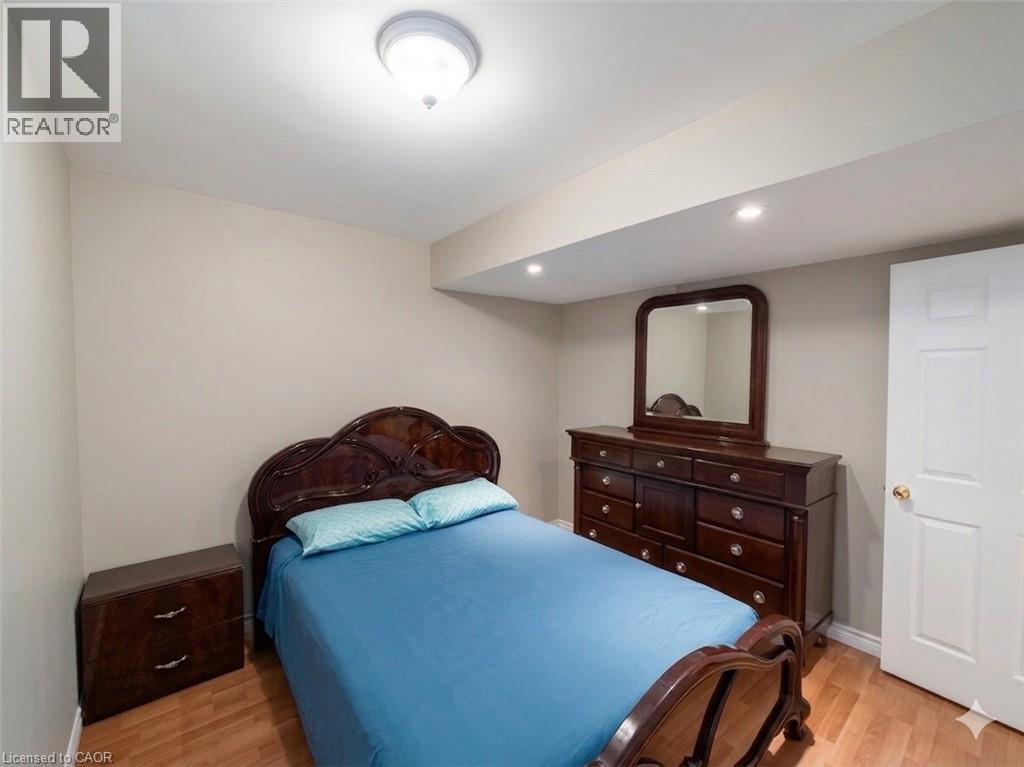 2 Pineridge Drive, Hamilton, ON - Indoor Photo Showing Bedroom