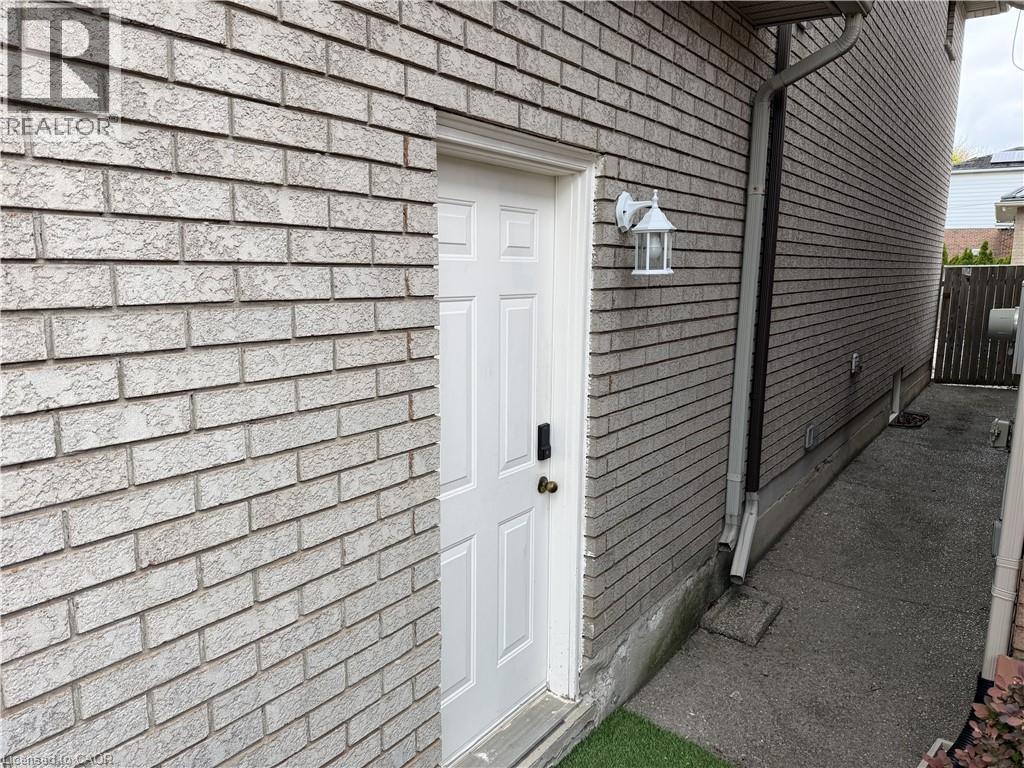 2 Pineridge Drive, Hamilton, ON - Outdoor