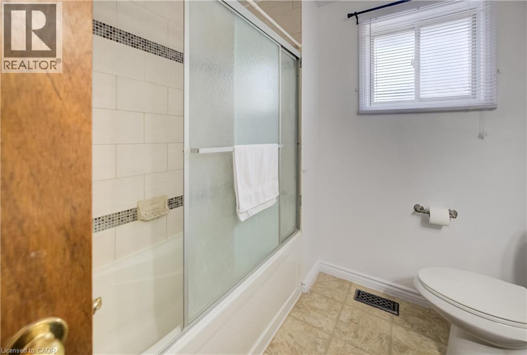 43 Middleton Street, Cambridge, ON - Indoor Photo Showing Bathroom