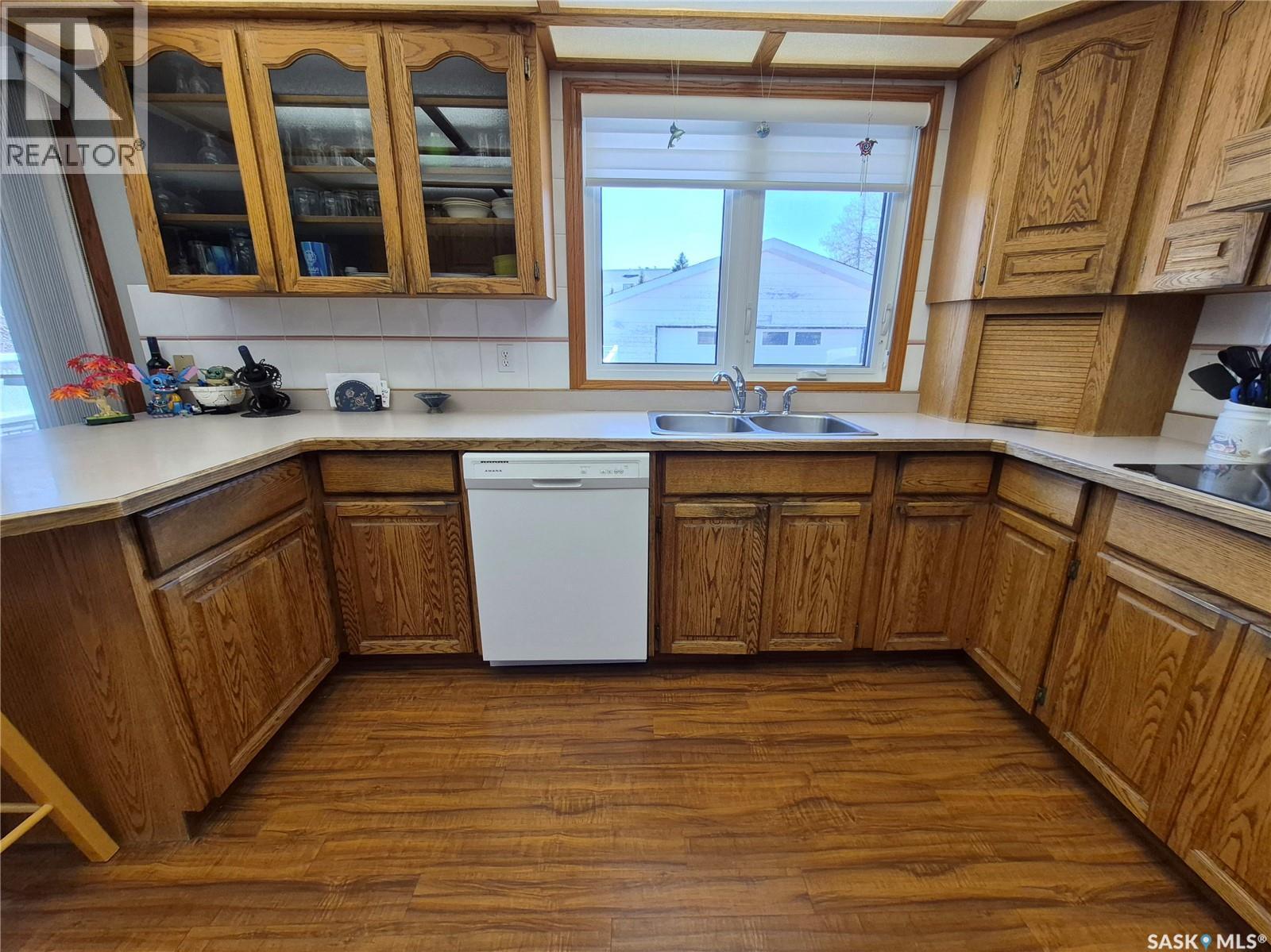 246 Battleford Trail, Swift Current, SK - Indoor Photo Showing Kitchen With Double Sink