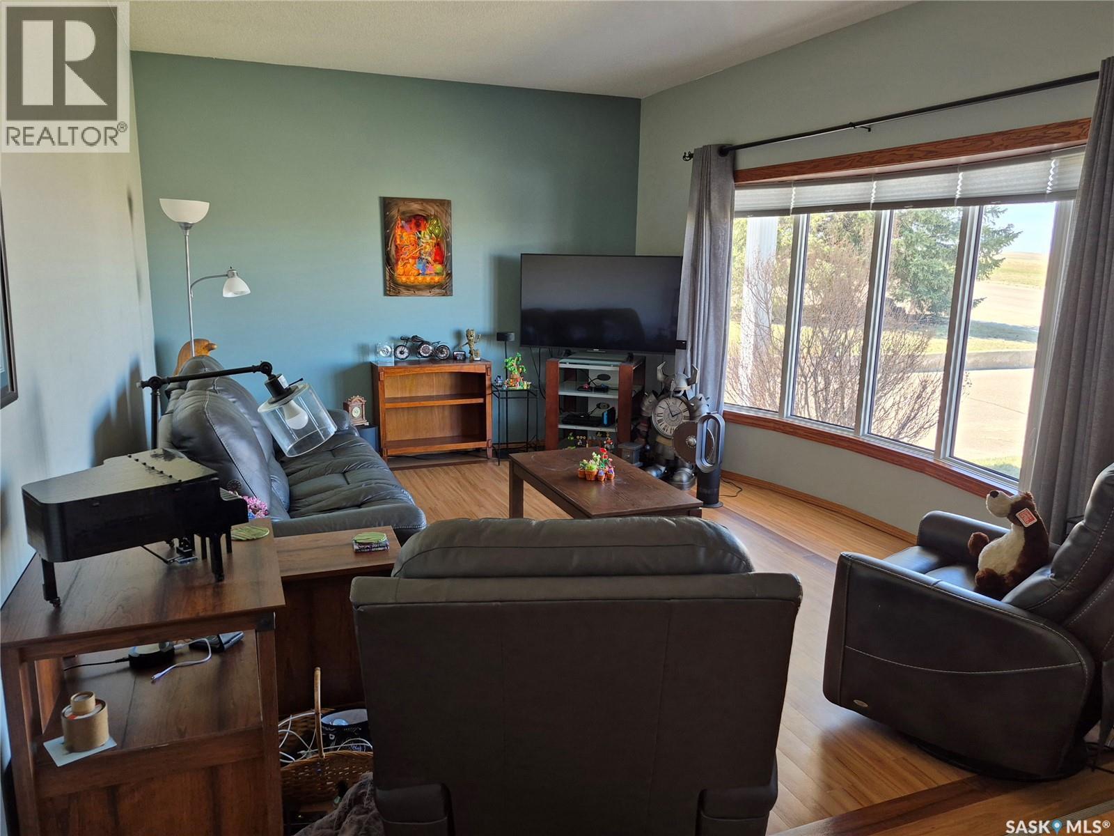 246 Battleford Trail, Swift Current, SK - Indoor Photo Showing Living Room