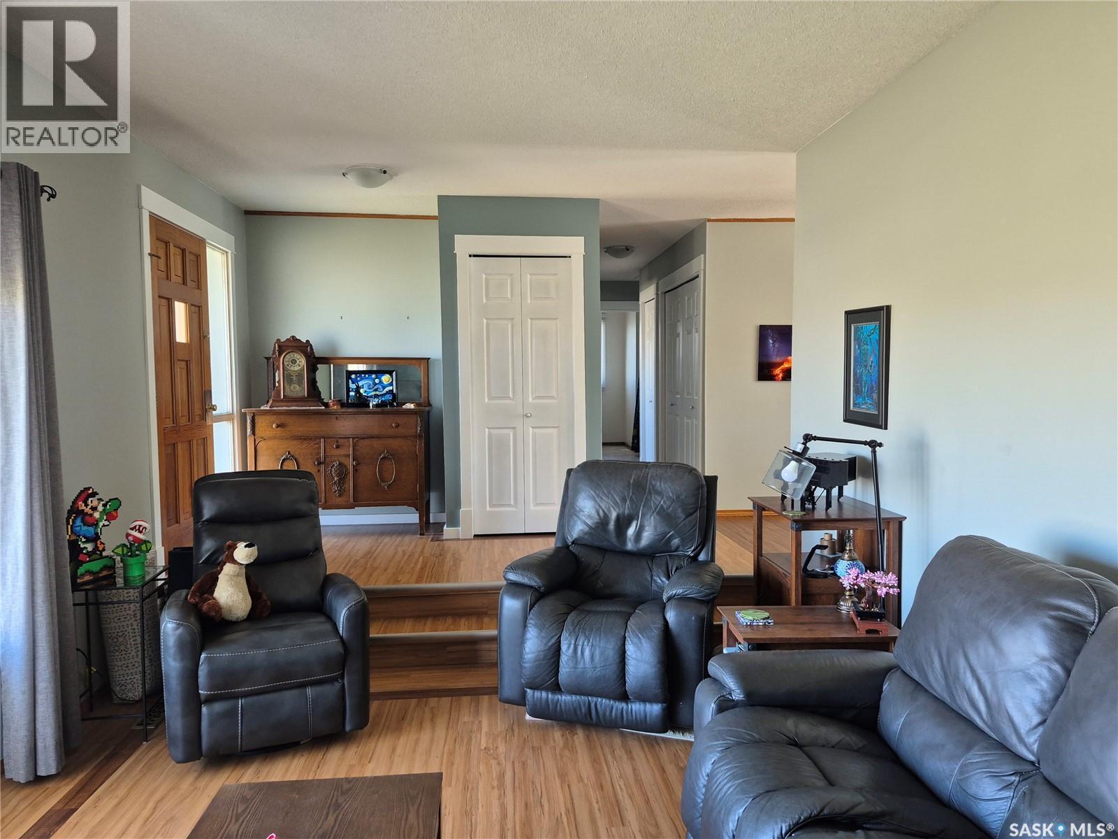 246 Battleford Trail, Swift Current, SK - Indoor Photo Showing Living Room