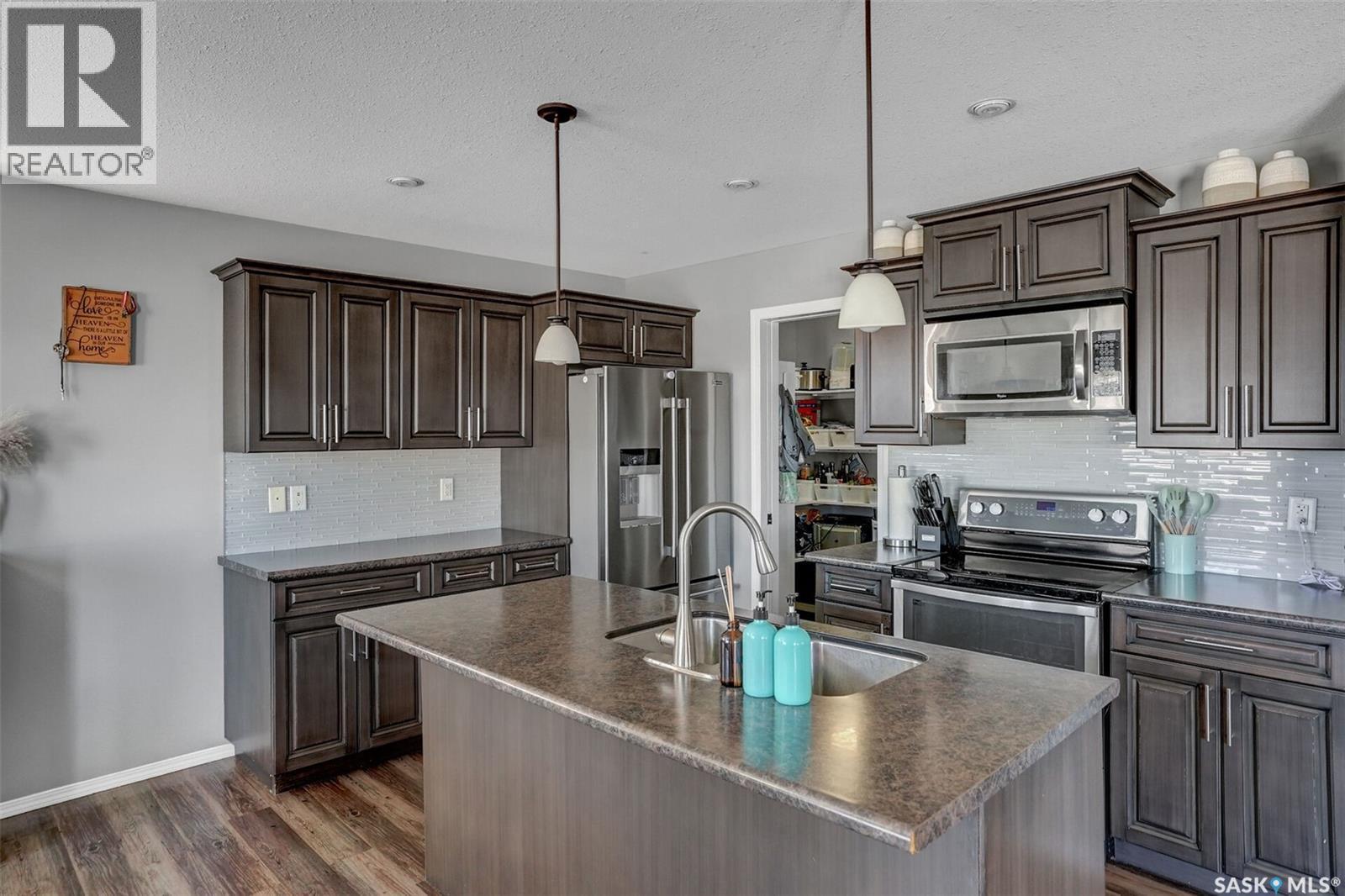 5130 Anthony Way, Regina, SK - Indoor Photo Showing Kitchen With Upgraded Kitchen