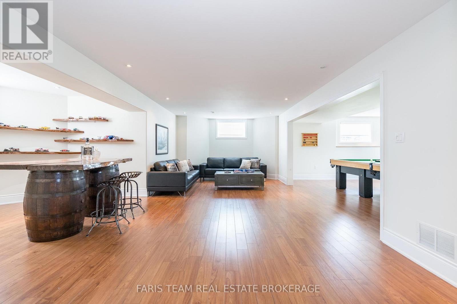 39 Vanderpost Crescent, Essa, ON - Indoor Photo Showing Living Room
