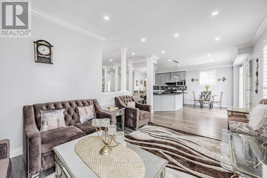 1109 Keswick Court, Oshawa, ON - Indoor Photo Showing Living Room