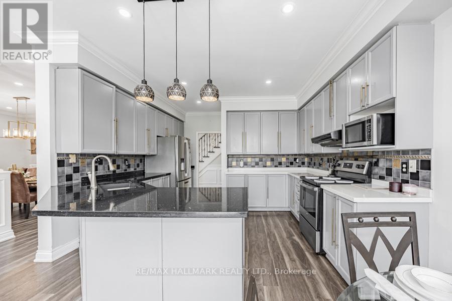 1109 Keswick Court, Oshawa, ON - Indoor Photo Showing Kitchen With Upgraded Kitchen