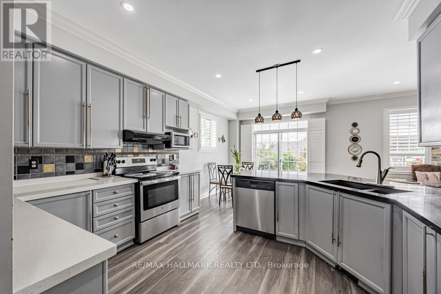 1109 Keswick Court, Oshawa, ON - Indoor Photo Showing Kitchen With Double Sink With Upgraded Kitchen