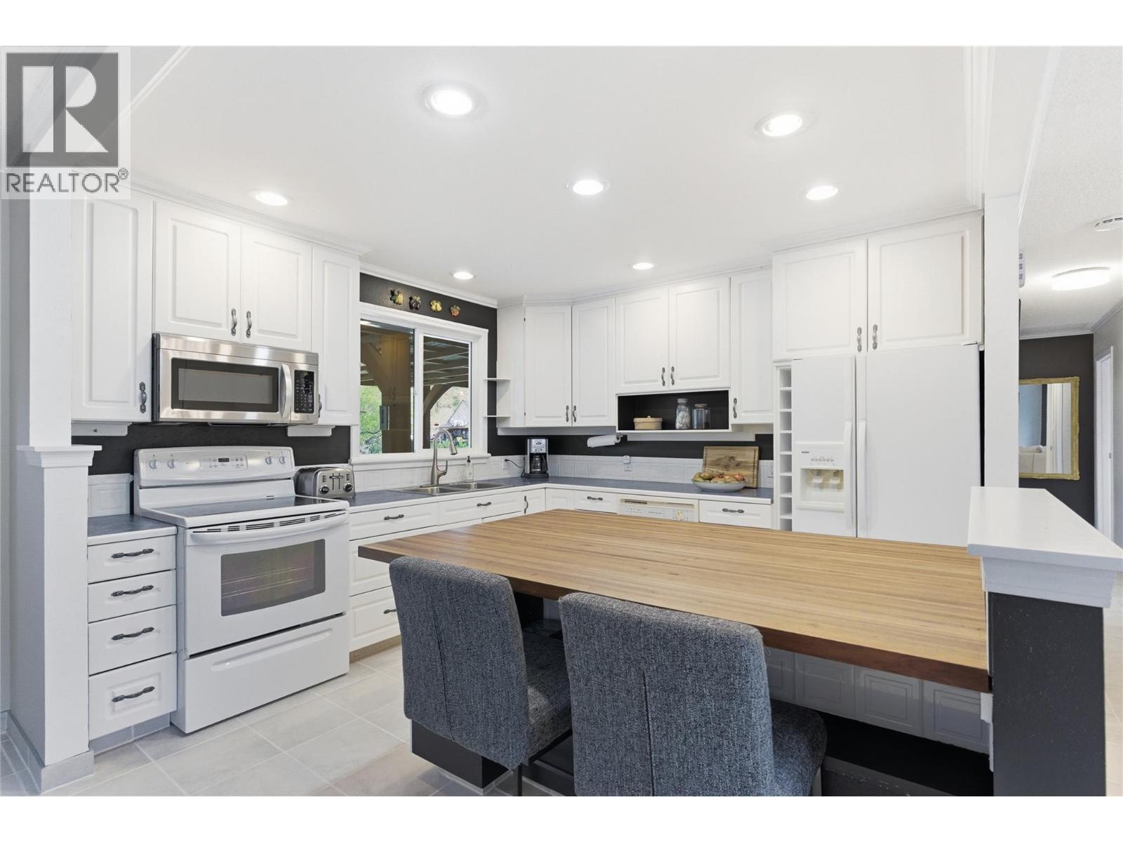 1153 Maclean Drive, Cache Creek, BC - Indoor Photo Showing Kitchen With Double Sink