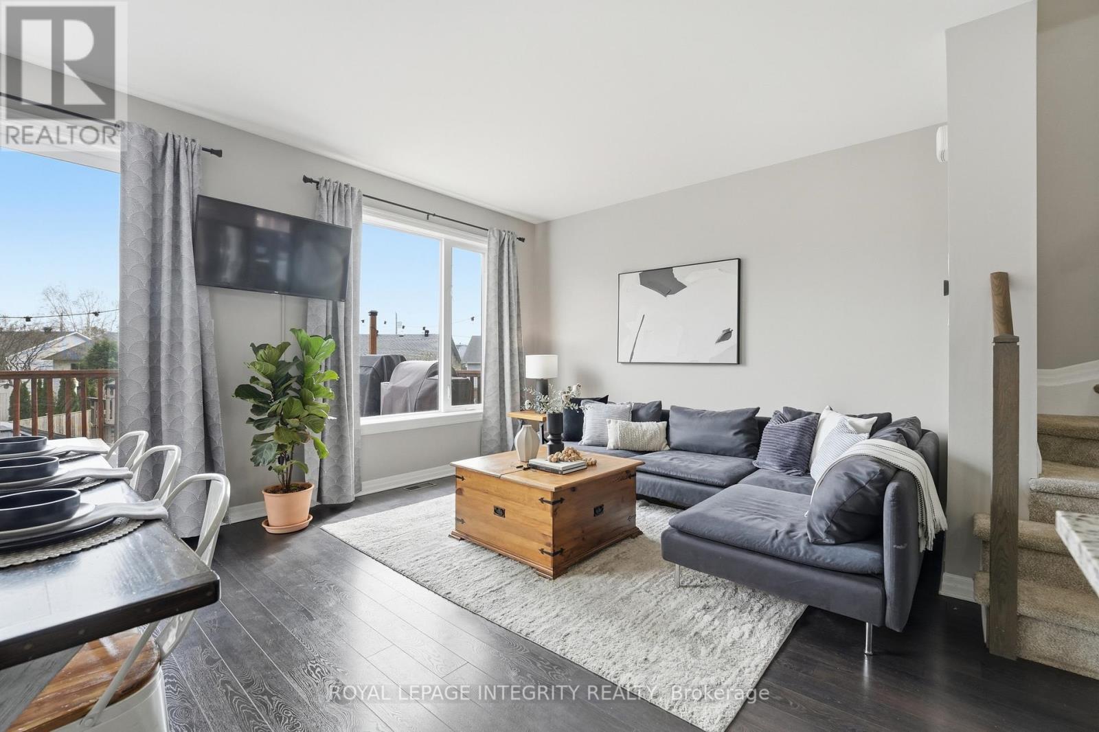 48 Code Crescent, Carleton Place, ON - Indoor Photo Showing Living Room